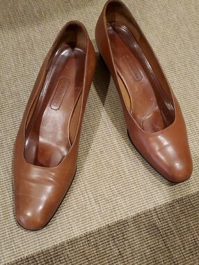 Coach*mismatched sizes*Brown Leather Coach Low Heel Shoes 1.5" Heel